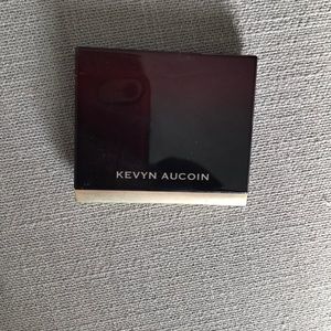 Kevin Aucoin sculpting powder in medium